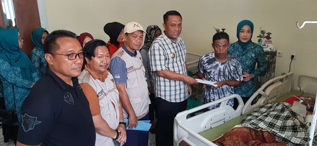 Pj Bupati Bone Andi Winarno Bantu Ringankan Beban Korban Kebakaran