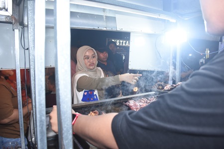 Kunjungi Wisata Street Food Pasar Cidu, Rezki Mulfiati Disambut Meriah Pengunjung