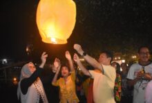 Pasangan Sehati Meriahkan Festival Lampion Kue Bulan di Pantai Anging Mammiri