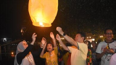 Pasangan Sehati Meriahkan Festival Lampion Kue Bulan di Pantai Anging Mammiri