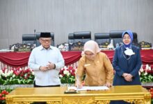 Sekprov Novalina Wakili Gubernur Teken Persetujuan APBD Perubahan 2024 Bersama DPRD Sulteng