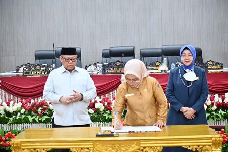 Sekprov Novalina Wakili Gubernur Teken Persetujuan APBD Perubahan 2024 Bersama DPRD Sulteng