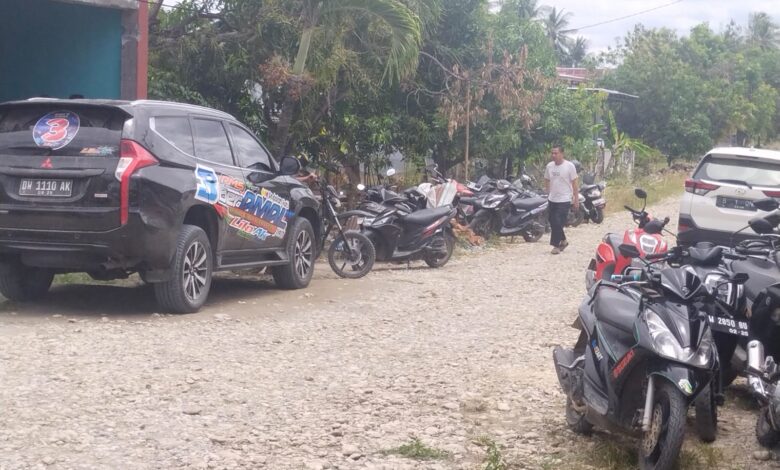 Paslon BerAmal Janji Anggarkan Pengaspalan Jalan Desa Laccori Yang Sudah Rusak Parah