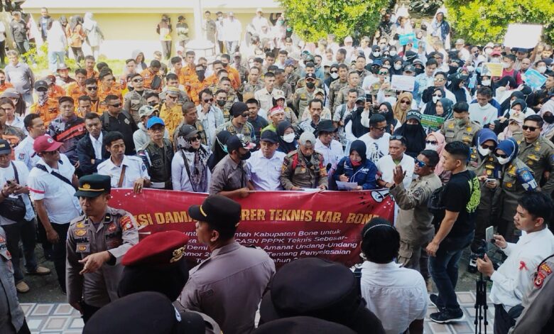 Status Peningkatan Tidak Jelas Ribuan Tenaga Honorer Gelar Aksi Unjuk Rasa Tuntut Pemerintah