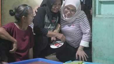 Sambangi Ibu Mina, Rezki Janji Perhatian Lebih untuk Pelaku UMKM Kecil di Makassar