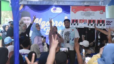 Muda dan Energik, Rezki Sehari Penuh Door to Door Temui Warga