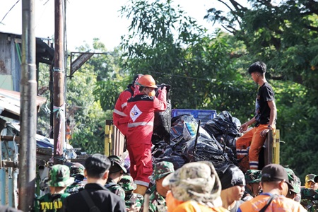 TNI, Kepolisian, Pemkot Makassar dan Masyarakat Bahu-membahu Bersihkan Kanal di Jalan Andi Djemma