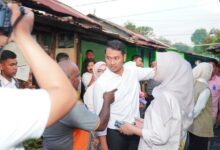 Peduli Masyarakat, Seto-Rezki Bantu Korban Kebakaran di Baji Gau