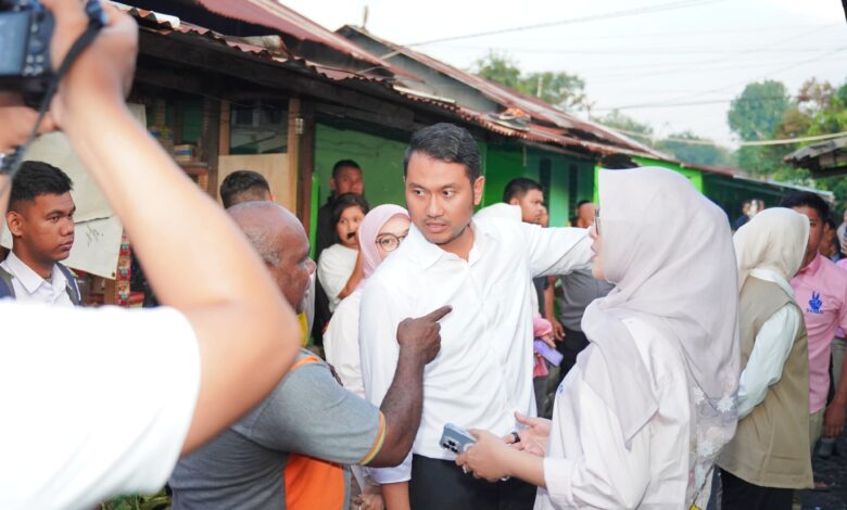 Peduli Masyarakat, Seto-Rezki Bantu Korban Kebakaran di Baji Gau