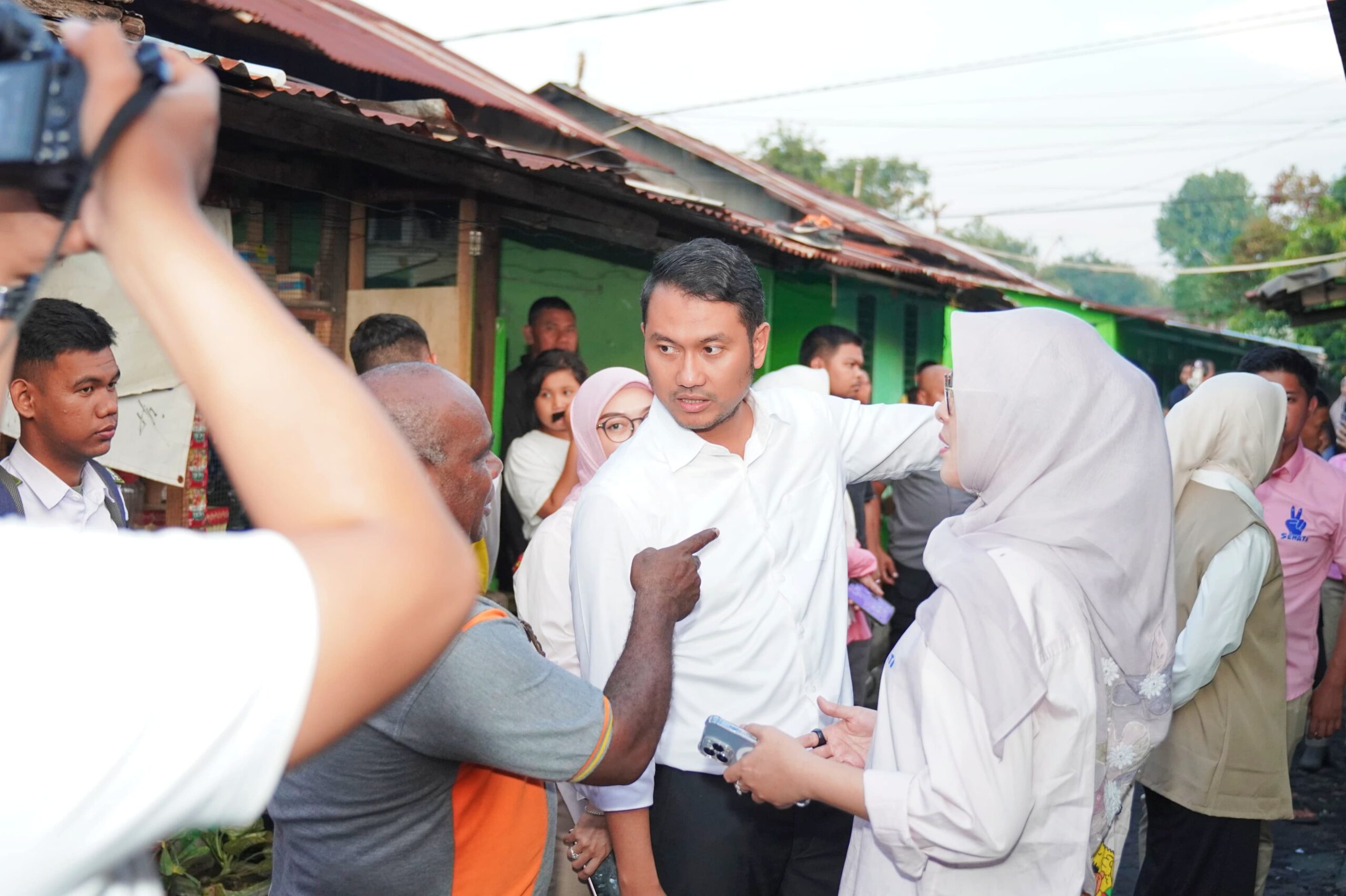 Peduli Masyarakat, Seto-Rezki Bantu Korban Kebakaran di Baji Gau