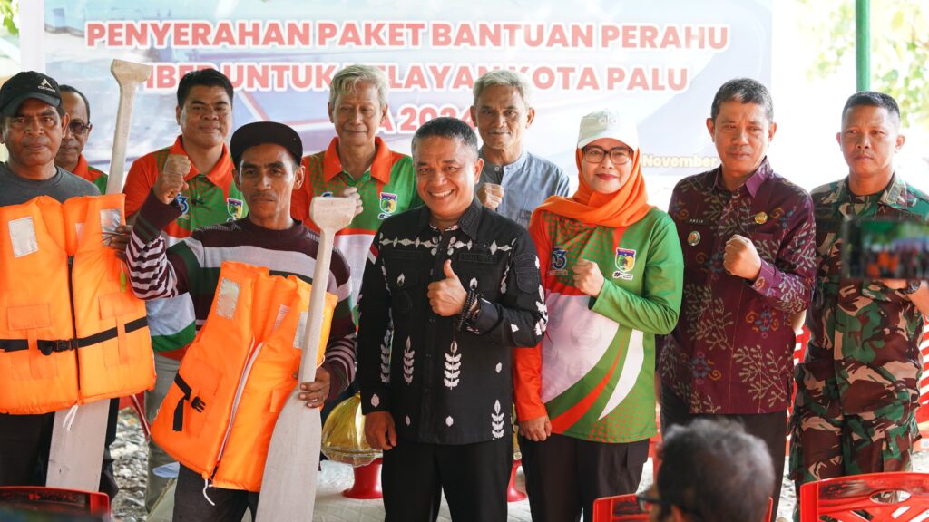 Hadianto Rasyid Serahkan Bantuan Puluhan Perahu Fiber ke Nelayan di Kelurahan Tipo