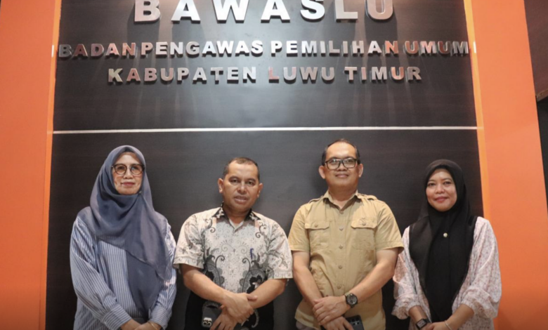 Anggota Badan Pengawasan Pemilihan Umum (Bawaslu) Luwu Timur Sukmawati Suaib didampingi Kepala Sekretariat Lenny Thalib menerima kunjungan Pjs Bupati Luwu Timur, Jayadi Nas, di Kantor Bawaslu Luwu Timur, Sabtu (5/10/2024).