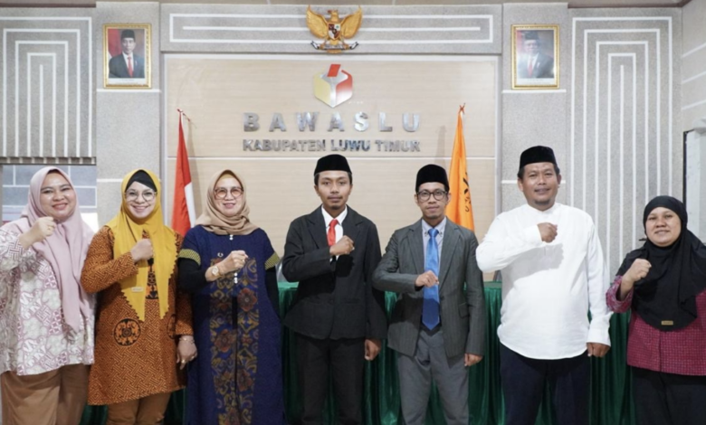 Bawaslu Luwu Timur melantik PAW Panwascam Kecamatan Tomoni, Kamis (7/11/2024).