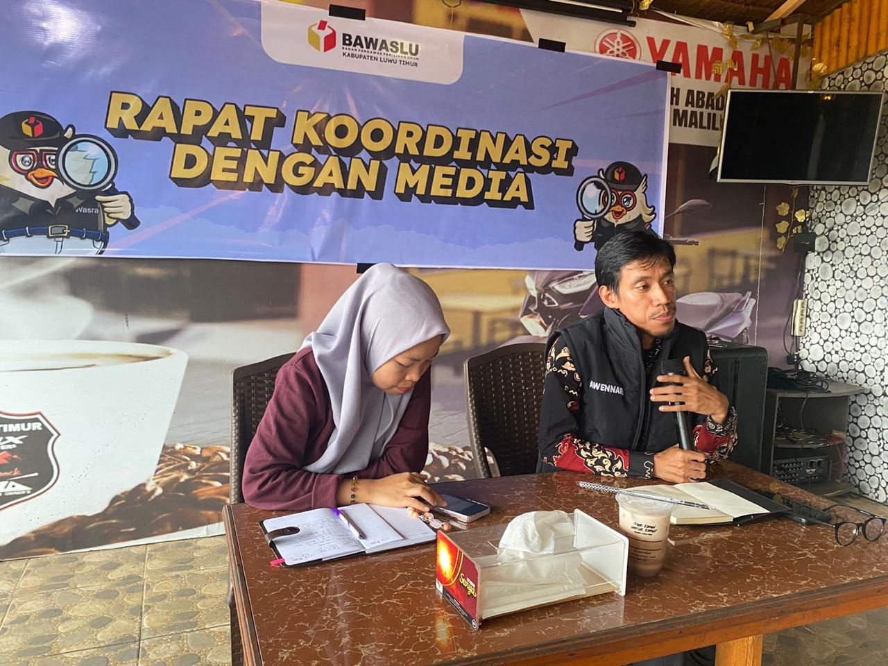 Ketua Bawaslu Luwu Timur, Pawennari Rapat koordinasi awak media cetak dan elektronik yang ada di Kabupaten Luwu Timur.