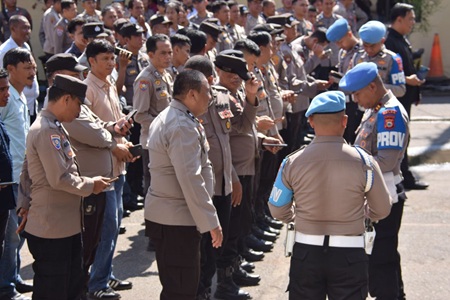 Wujudkan Kedisiplinan, Jajaran Kepolisian Bidpropam Polda Sulsel Gelar Razia di Polres Bone