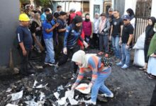 Pj Sekda Irwan Adnan Ikut Bersihkan Puing Kebakaran di Jalan Laiya