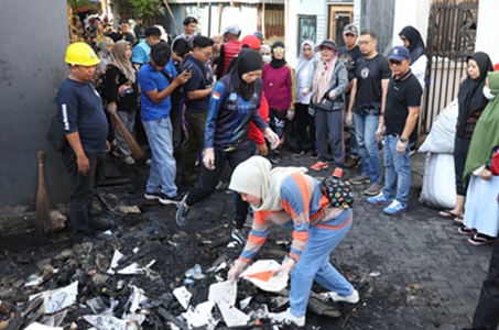 Pj Sekda Irwan Adnan Ikut Bersihkan Puing Kebakaran di Jalan Laiya