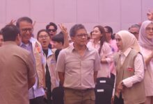 Rocky Gerung Duduk di Barisan Pendukung Seto-Rezki dalam Debat Publik Pilwalkot Makassar