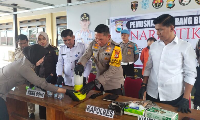 Polres Bone Musnahkan Barang Bukti 12 Paket Sabu Ukuran Besar dari Jaringan Internasional