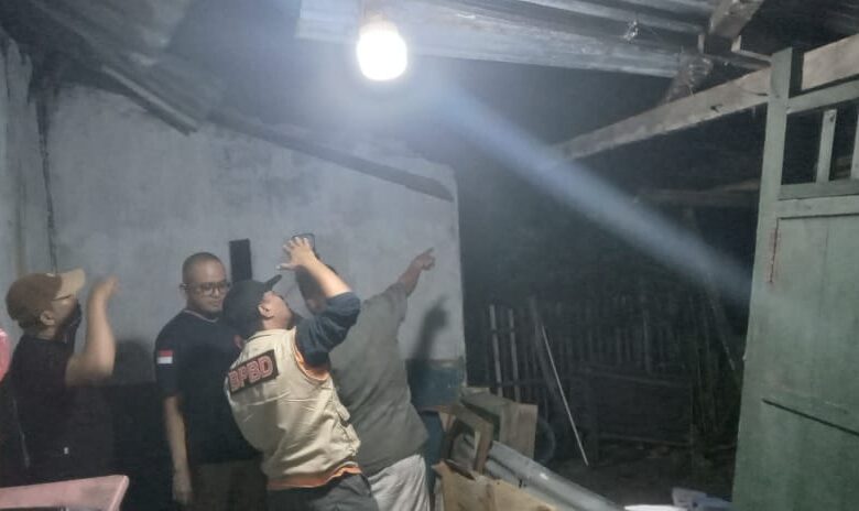 Respon Laporan Rumah Rusak Akibat Angin Kencang, BPBD Selayar Berikan Bantuan