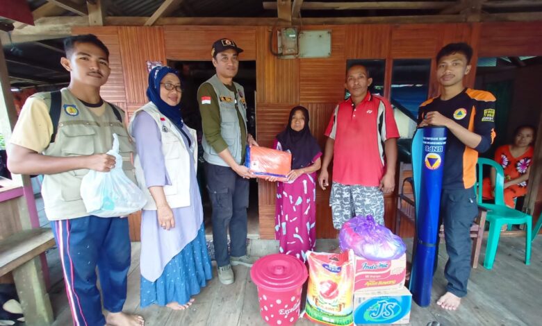Satu Lagi Rumah Warga Selayar Hancur Usai Tertimpa Pohon Kelapa, BPBD Langsung Salurkan Bantuan