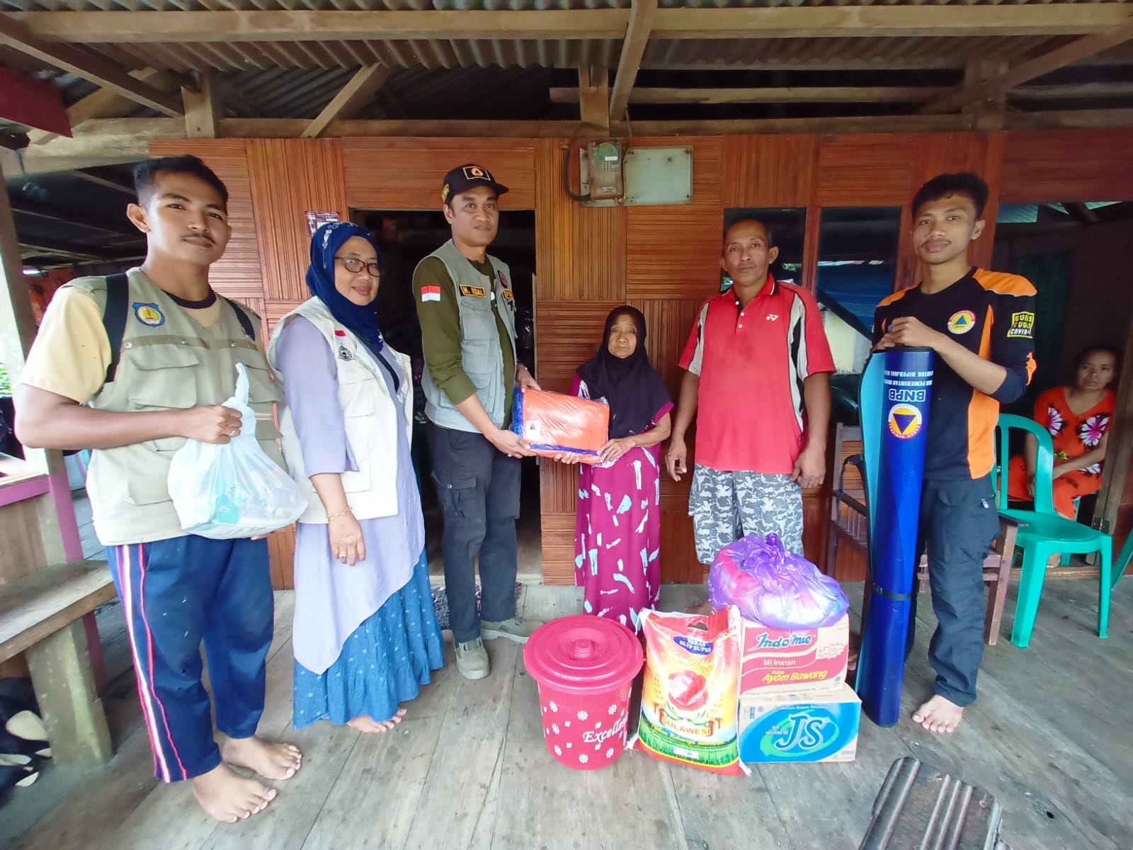 Satu Lagi Rumah Warga Selayar Hancur Usai Tertimpa Pohon Kelapa, BPBD Langsung Salurkan Bantuan