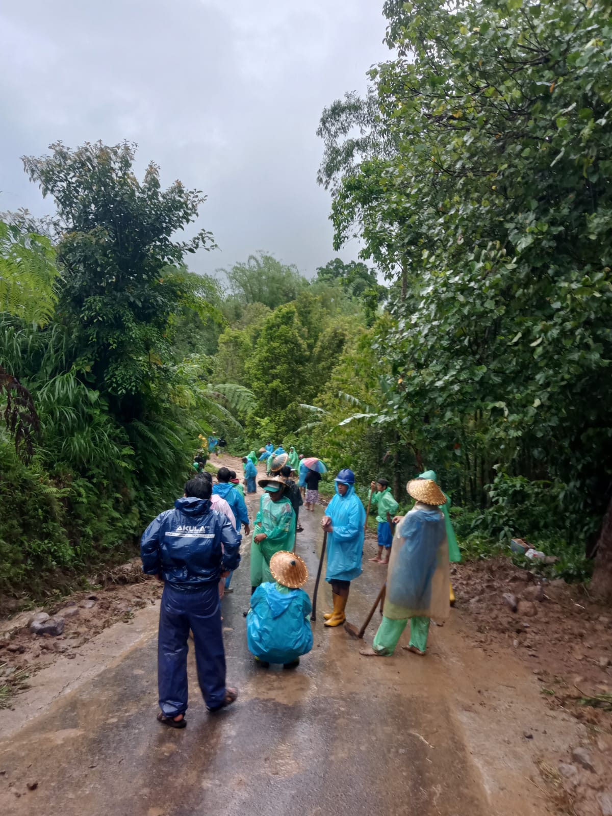 Tanah Longsor Tinggimoncong Gowa Tutup Akses Jalan di Lima Titik