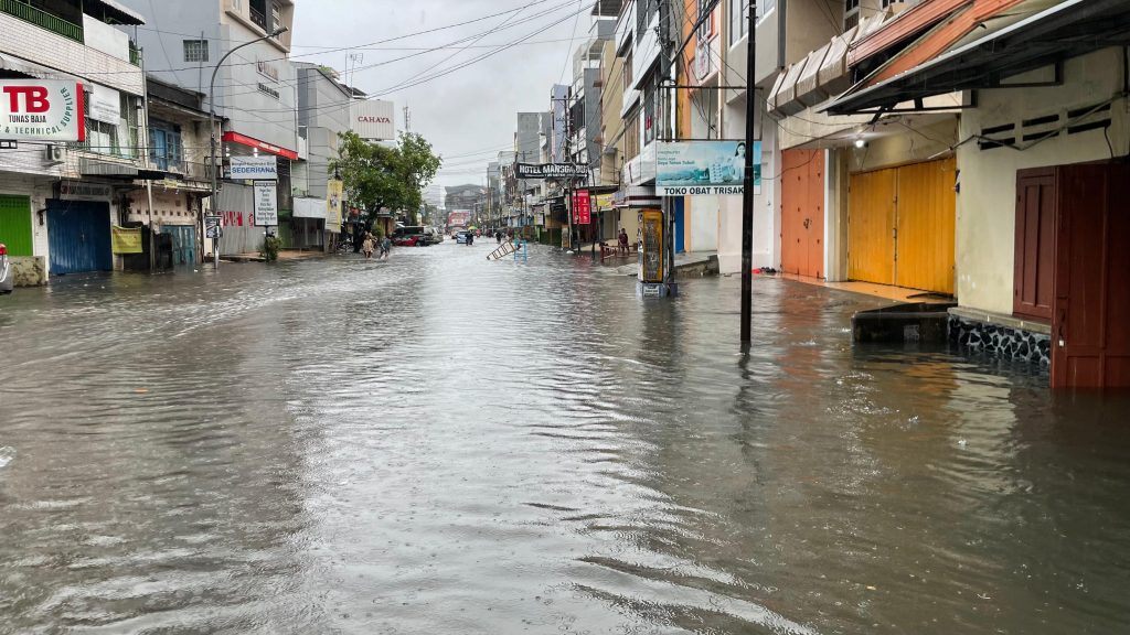 Hujan Lebat Minggu Pagi, Makassar Banjir Lagi