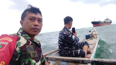 Personil Gabungan TNI AL-Babinsa Parak, Bergerak Refleks Tindaklanjuti Informasi Kapal Karam di Selayar