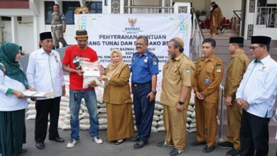 Wawali Palu Reny Serahkan Bantuan dari Baznas PHL Damkarmat dan DLH