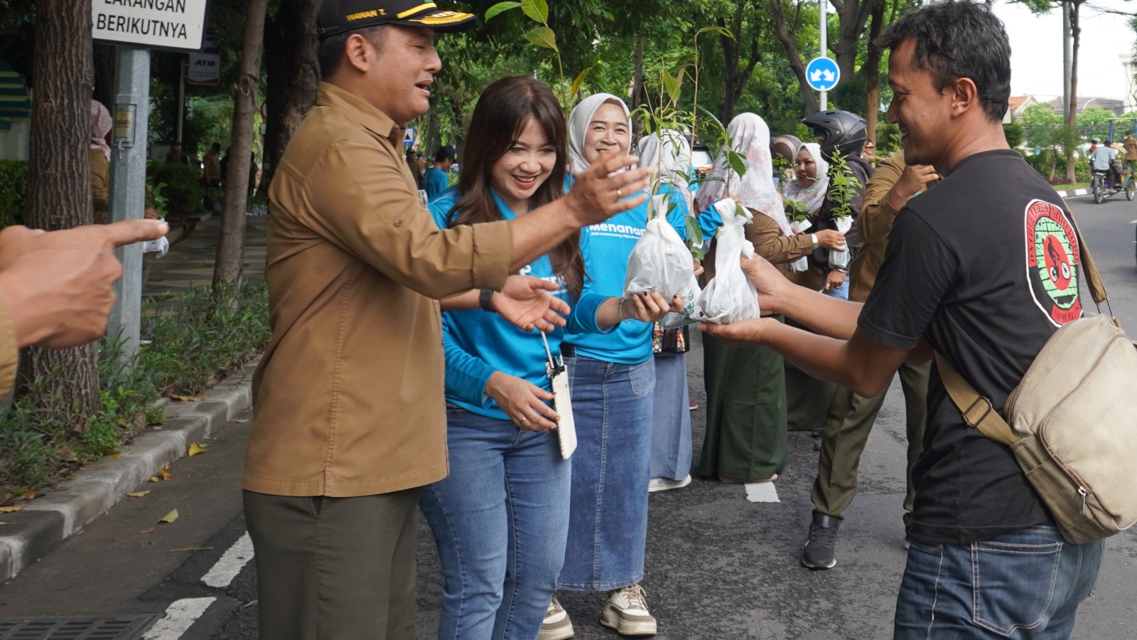 Perhutani Divre Jatim Bagi Bibit Pohon 14.175 Plances