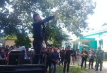 Kecewa, Warga Demo Camat Barebbo yang Tak Mau Teken Gaji Honorer Kelurahan Apala