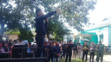 Kecewa, Warga Demo Camat Barebbo yang Tak Mau Teken Gaji Honorer Kelurahan Apala