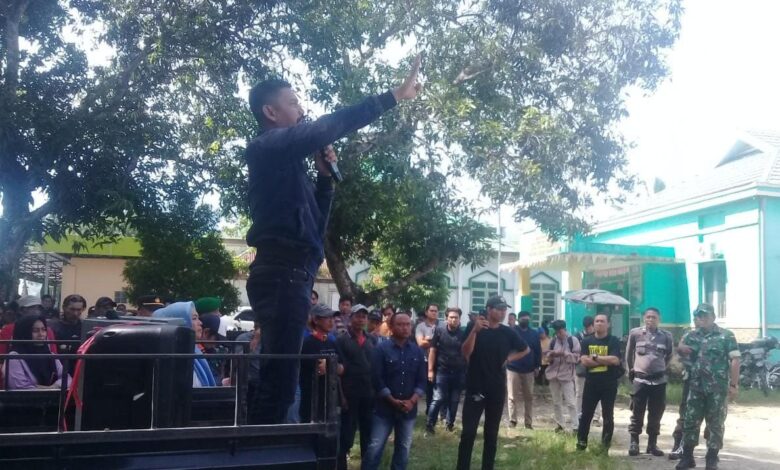 Kecewa, Warga Demo Camat Barebbo yang Tak Mau Teken Gaji Honorer Kelurahan Apala