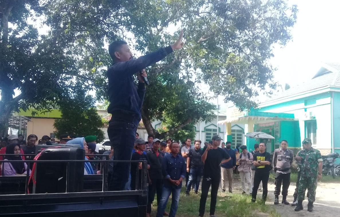 Kecewa, Warga Demo Camat Barebbo yang Tak Mau Teken Gaji Honorer Kelurahan Apala