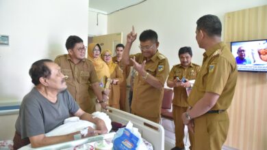 Besuk Mantan Gubernur Sulteng, Gubernur Rusdy Mastura ke HB Paliudju: Beliau Senior yang Berjasa