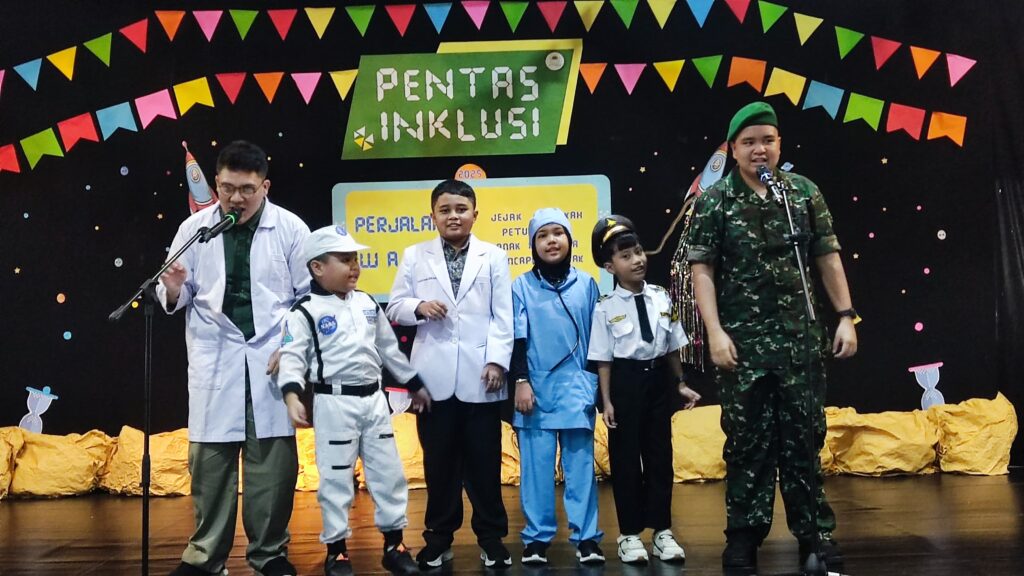 Pentas Inklusi "Perjalanan Waktu" di Sekolah Islam Athirah Makassar Sukses Memukau Penonton