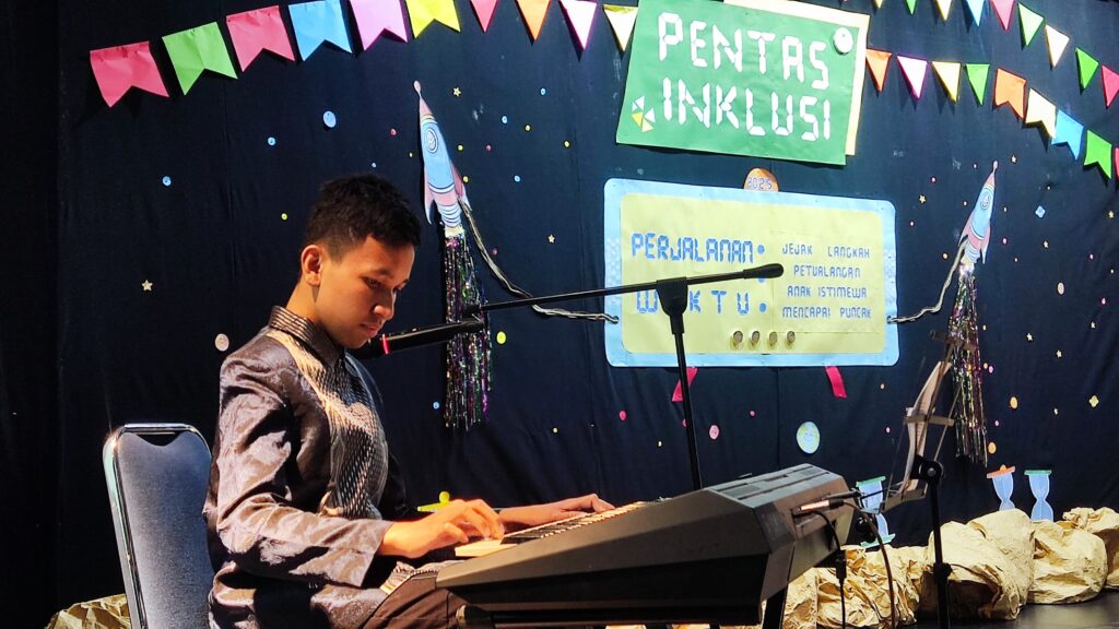 Pentas Inklusi "Perjalanan Waktu" di Sekolah Islam Athirah Makassar Sukses Memukau Penonton