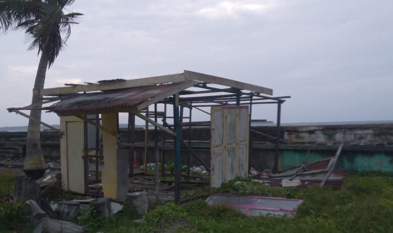 Lapak PKL Rusak Diterjang Cuaca Ekstrem, Belasan Nelayan Pesisir Selayar Cari Aman