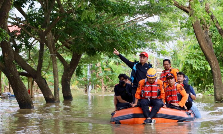 Danny Bareng Kapolda Sulsel Temui Korban Banjir di Manggala