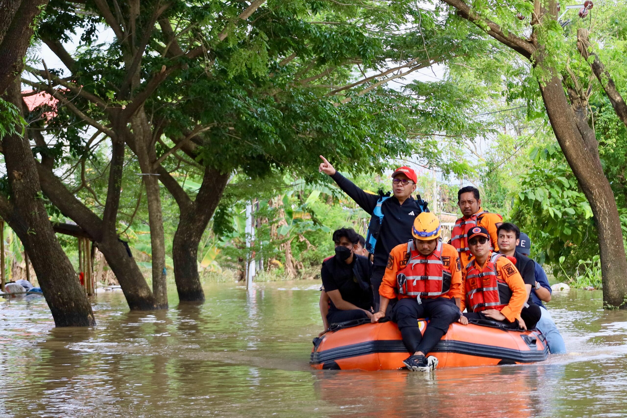 Danny Bareng Kapolda Sulsel Temui Korban Banjir di Manggala