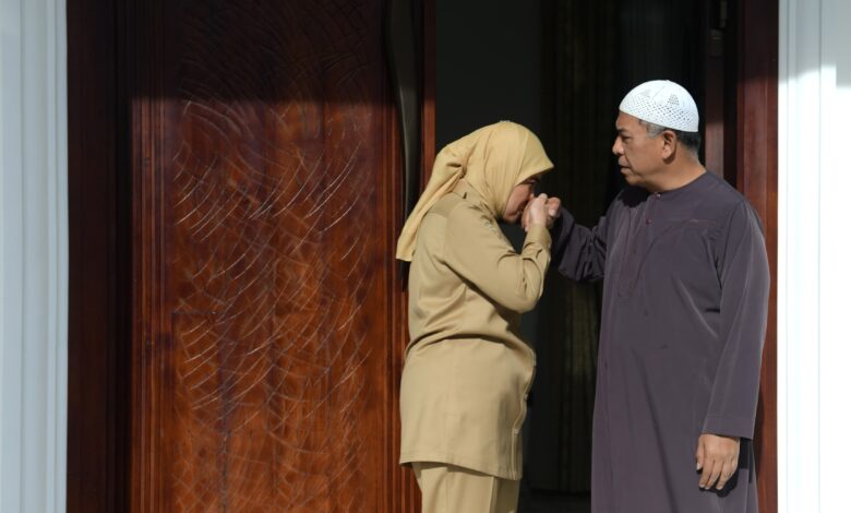 Hari Pertama Jalankan Tugas, Wakil Wali Kota Makassar Aliyah Mustika Cium Tangan Suami