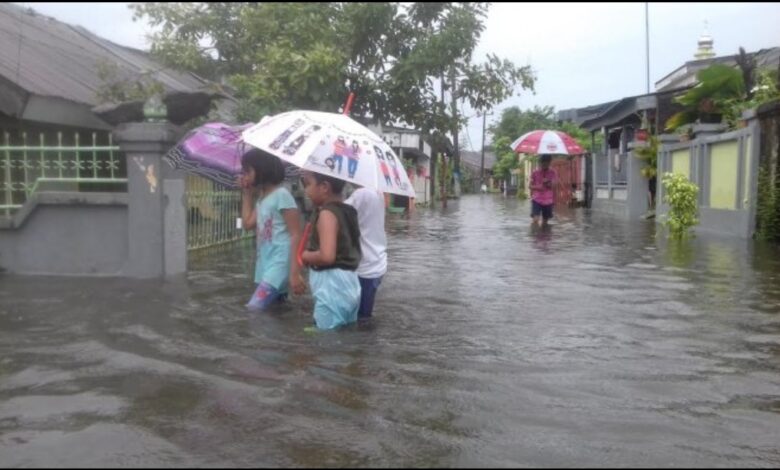 Banjir Setinggi 1 Meter Rendam Antang Makassar, Warga Evakuasi Mandiri