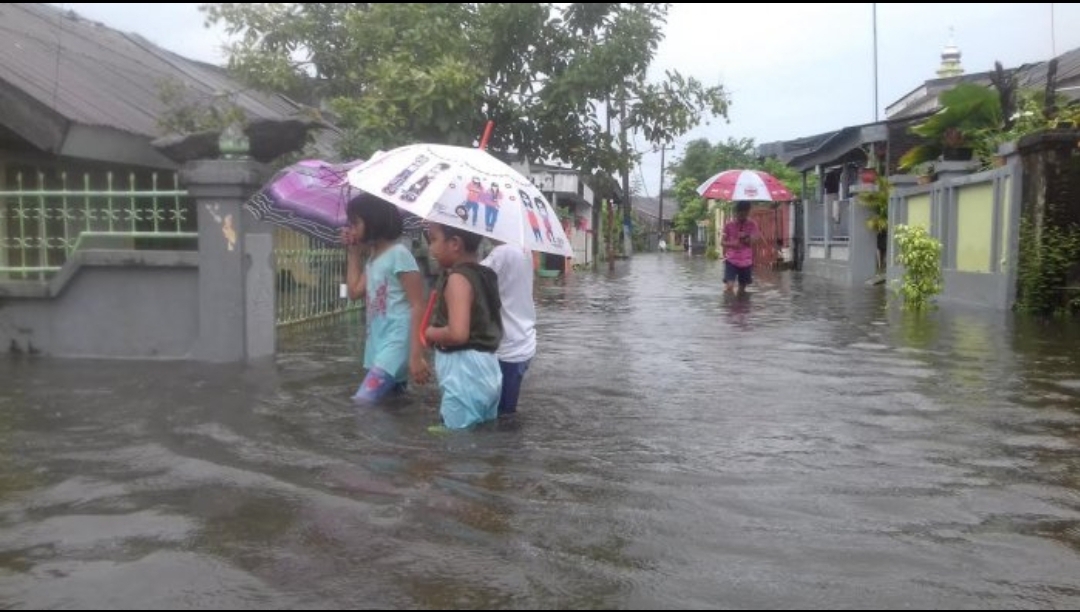 Banjir Setinggi 1 Meter Rendam Antang Makassar, Warga Evakuasi Mandiri