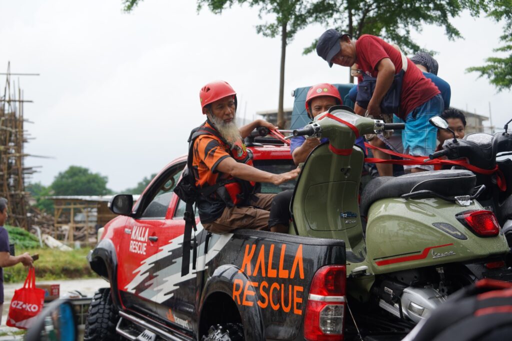 LAZ Hadji Kalla dan Kalla Rescue Tanggap Bencana Banjir di Kota Makassar