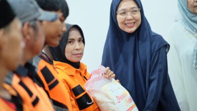 Melinda Aksa dan Permabudhi Sulsel Salurkan Sembako ke Petugas Kebersihan