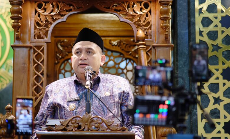 Munafri Arifuddin Tarawih di Masjid Raudhatul Muflihien, Soroti Kondisi Pasar Terong dan Bakal Benahi