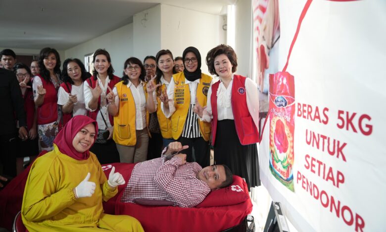 Munafri Arifuddin Donor Darah di Bakti Sosial PSMTI Sulsel