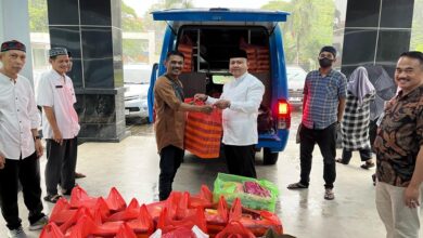 Dinas Perpustakaan Sulsel Berbagi Takjil dan Pakaian Layak Pakai Untuk Dhuafa