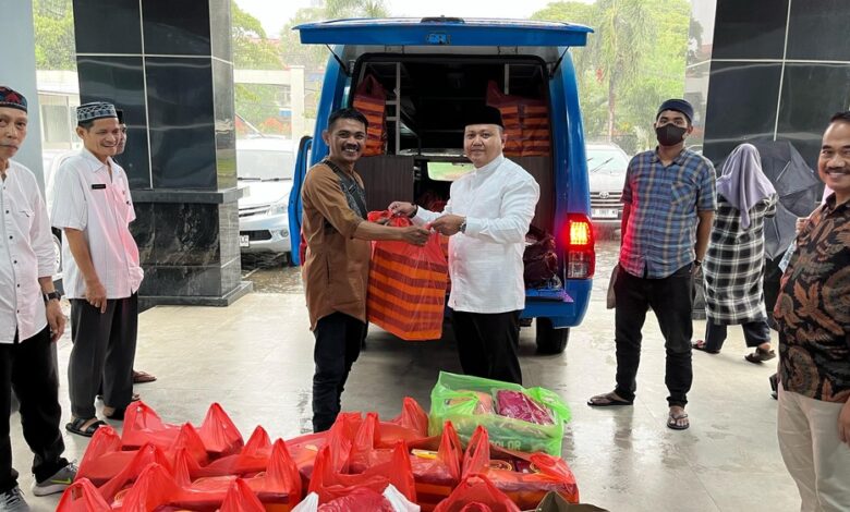 Dinas Perpustakaan Sulsel Berbagi Takjil dan Pakaian Layak Pakai Untuk Dhuafa